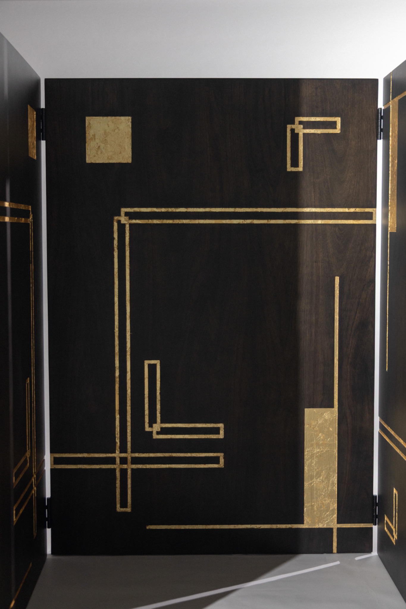 Close view of the Travesía screen in reclaimed wood and gold leaf